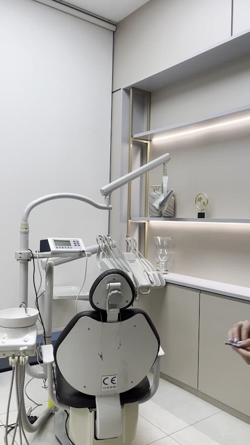 Imagem clara de uma cadeira odontológica e equipamentos