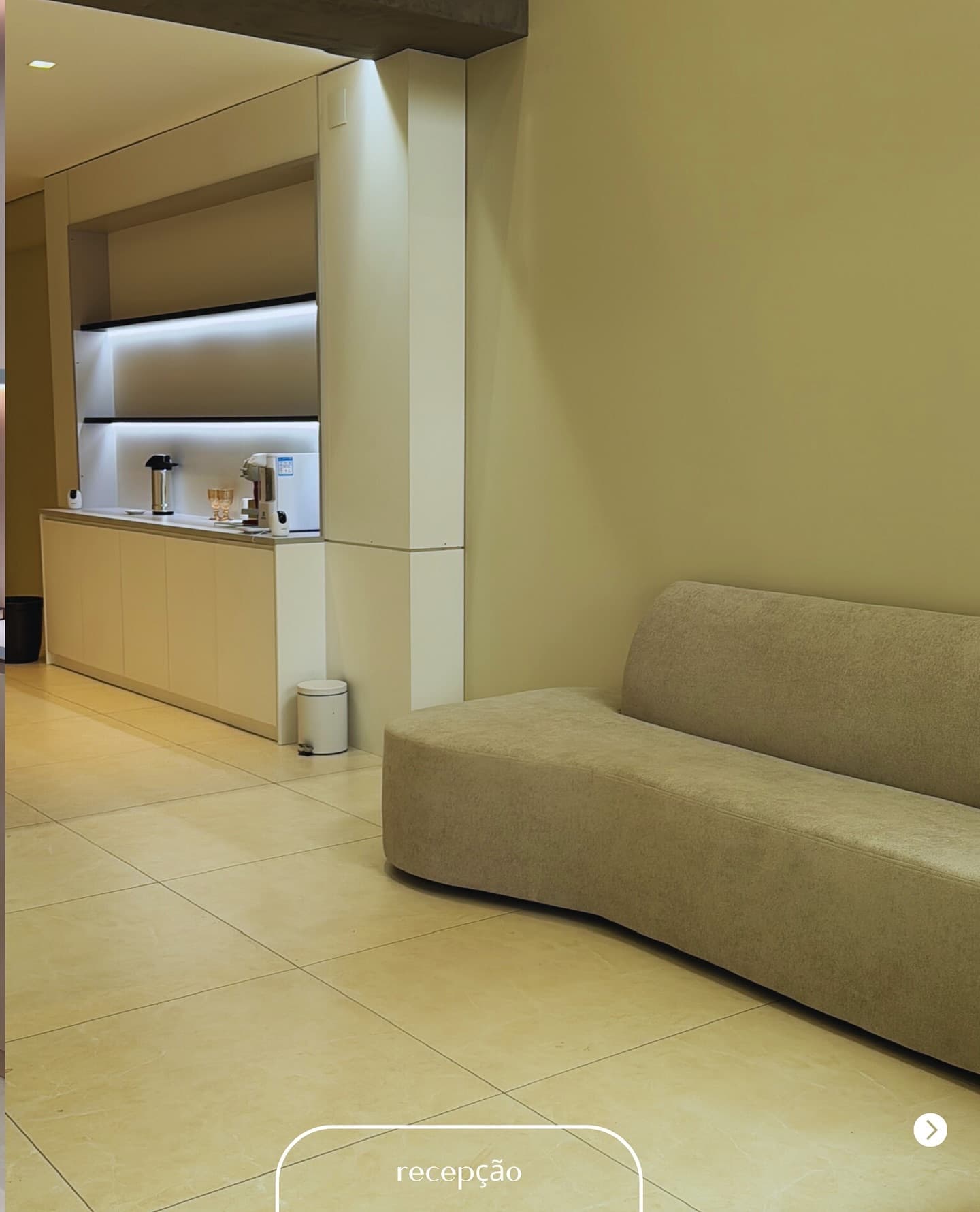 Recepção de clínica odontológica bem iluminada e organizada.